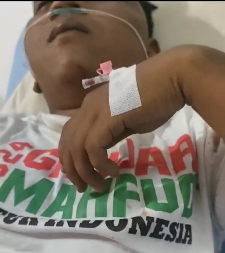 Salah satu korban penganiayaan tergeletak lemah di rumah sakit.