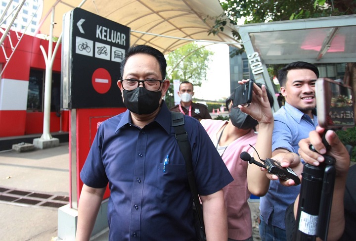 Sekdaprov Jatim Adhy Karyono, saat keluar dari gedung KPK, usai dirinya diklarifikasi oleh KPK terkait LHKPN atas nama dirinya, yang mencapai Rp 5,82 miliar.