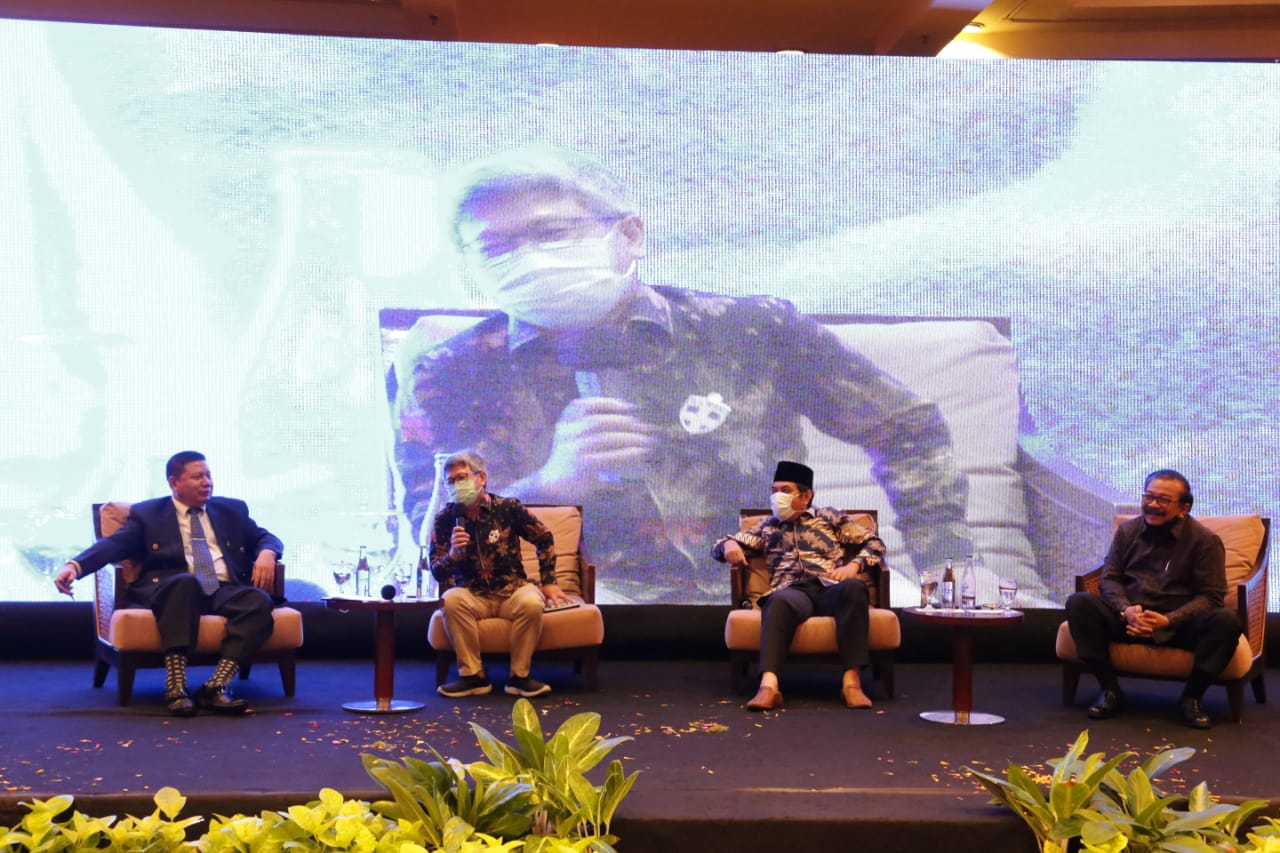 Foto : Anggota Wantimpres Soekarwo (paling kanan) saat menjadi narasumber dalam Seminar Sinergitas Nasional di Bali, 6/11/2020.