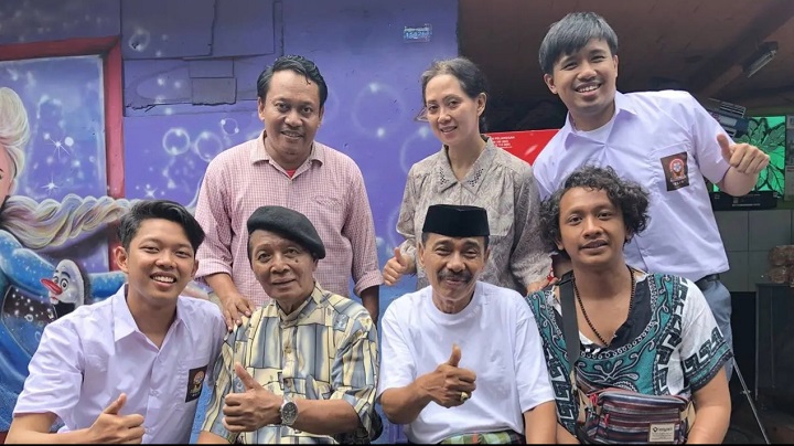 Momen Cak Sapari bersama aktor lain saat syuting di film Lara Ati, besutan Bayu Skak.
