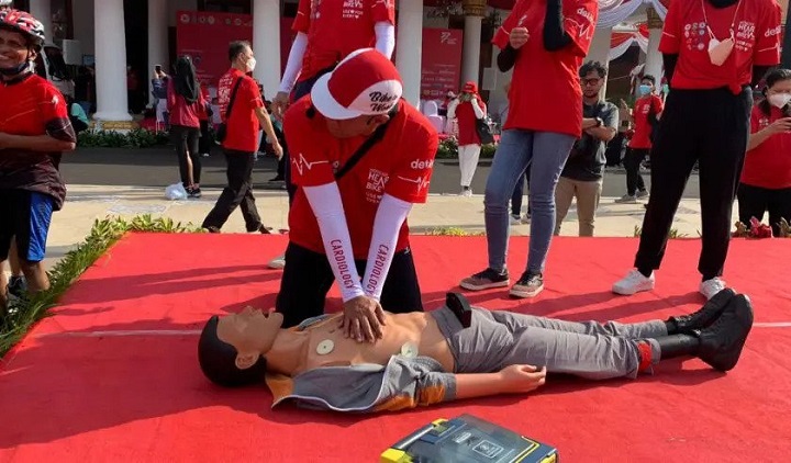 Tim World Heart Day-Indonesia Heart Bike saat memberikan penyuluhan tentang pertolongan pertama penanganan penyakit serangan jantung, Minggu (25/9/2022).
