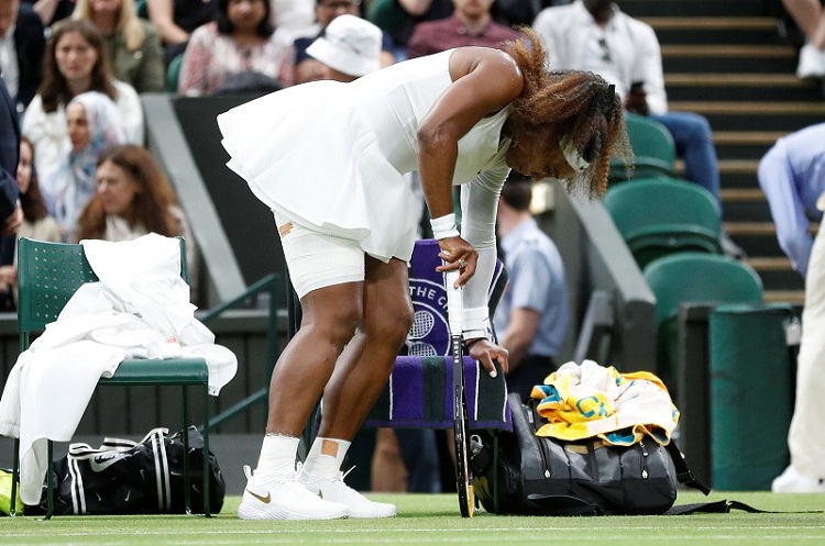 Petenis Amerika Serikat, Serena Williams saat mengalami cedera di lapangan. SP/ Reuters