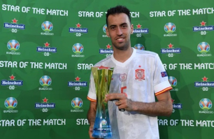Gelandang timnas Spanyol, Sergio Busquets terpilih sebagai Man of the Match. SP/ Eufa