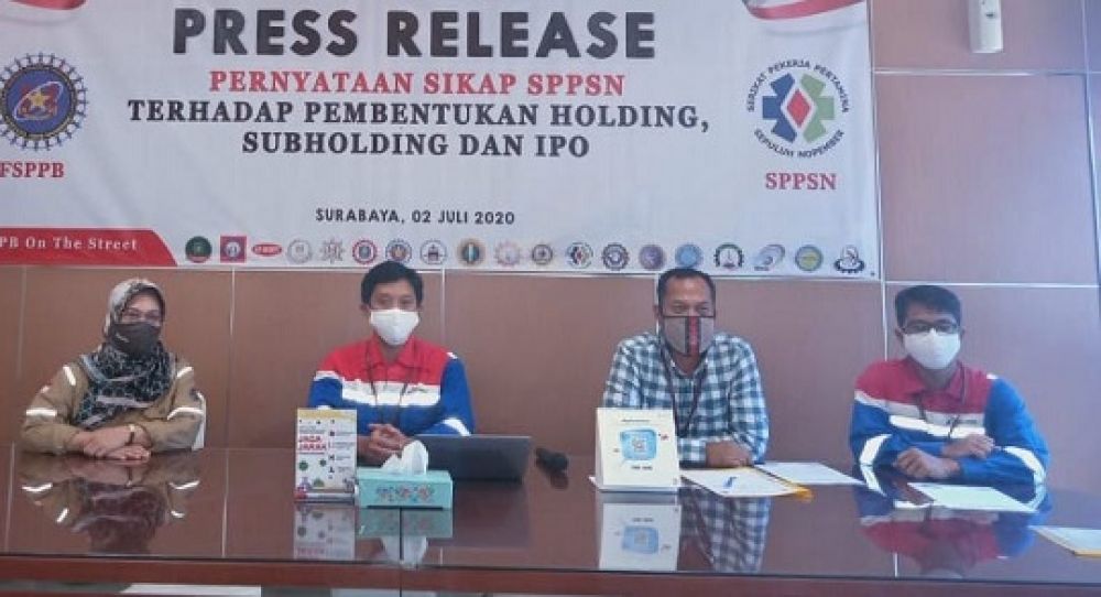 Serikat Pekerja Pertamina Surabaya saat menyatakan sikap tentang rencana IPO PT Pertamina, Kamis (2/7/2020). SP/Rko