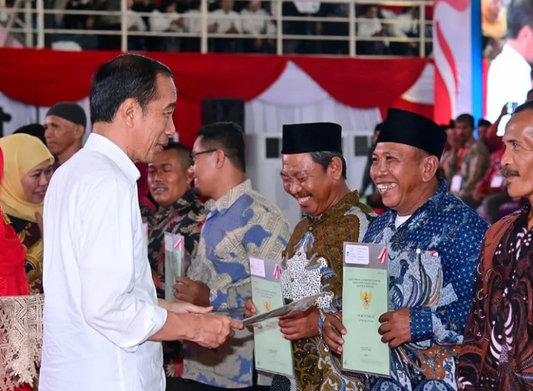Presiden Joko Widodo memastikan sertifikat tanah berjumlah 6 juta kuota akan segera diselesaikan pada tahun 2024. SP/ JKT
