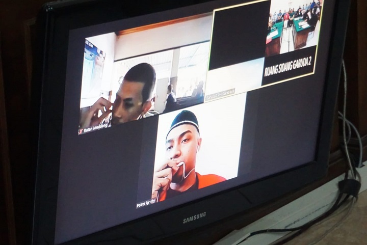 Terdakwa Andrian Sugiarto saat menjalani sidang secara daring di Pengadilan Negeri Surabaya, Rabu. SP/Budi Mulyono