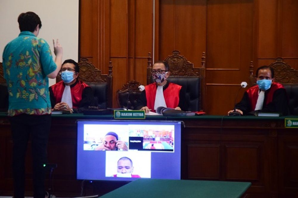 Budi Setiawan terdakwa memberikan keterangan atas tindakan kejahatan pengelapan mobil dalam agenda sidang pemeriksaan saksi dan terdakwa secara teleconfenre di Ruang Cakra, Surabaya, Jawa Timur, Rabu (30/9).SP/Patrik Cahyo