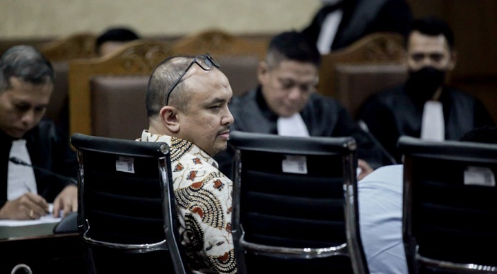 Terdakwa Anang Achmad Latif, mantan Dirut Bakti Kominfo, dalam pembelaannya menuding Eks Menkominfo Johnny G Plate pengecut karena membela dirinya sendiri.