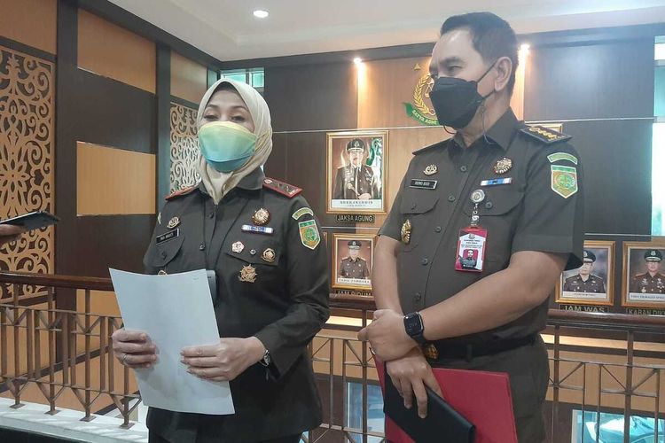 Kajati Jatim Mia Amiati memberikan keterangan bahwa 10 Jaksa sudah termasuk dirinya menjadi penuntut umum dalam sidang tersangak pencabulan, Mas Bechi.