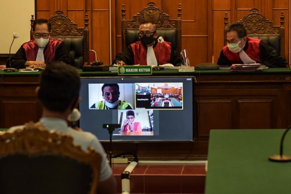 Proses persidangan perkara pencurian becak terdakwa atas nama Rokib Hadi Susanto dengan tuntutan 7 bulan digelar secara online di Ruang Cakra di Pengadilan Negeri Surabaya, Jawa Timur, Senin (20/7). SP/Patrik Cahyo