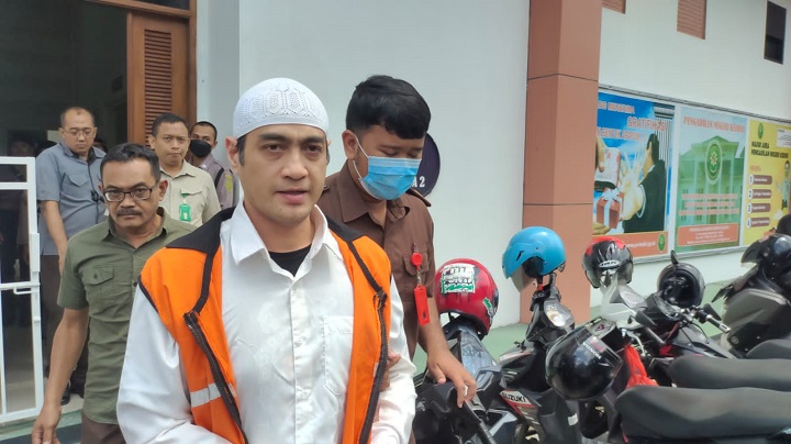 Penampakan perdana Ferry Irawan yang menjalani sidang pertama di PN Kediri Kota atas dakwaan KDRT terhadap Venna Melinda, Senin (27/3/2023). SP/Ducan