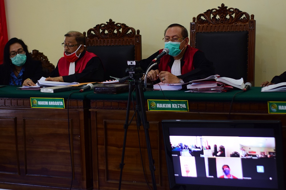 Terdakwa David Haryanto Lukito Bin David Sumbing menjalani sidang pemeriksaan di Ruang Garuda 2, Pengadilan Negeri Surabaya, Selasa (10/11). SP/Patrik Cahyo 
