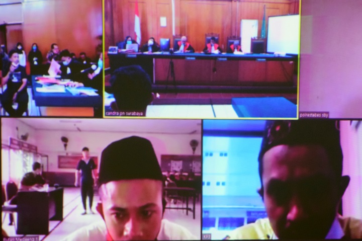  Terdakwa Suyanto bin Jemain menjalani sidang putusan atas kasus narkotika di Ruang Cakra di Pengadilan Negeri Surabaya, Surabaya, Senin (16/11). SP/Patrik Cahyo 