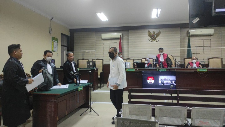 Sahat Tua Simanjuntak saat menjalani sidang perdana di PN Tipikor Surabaya, Selasa (23/5/2023) dalam kasus korupsi dana hibah APBD Pemprov Jatim senilai Rp 39,5 Miliar. SP/Budi Mulyono