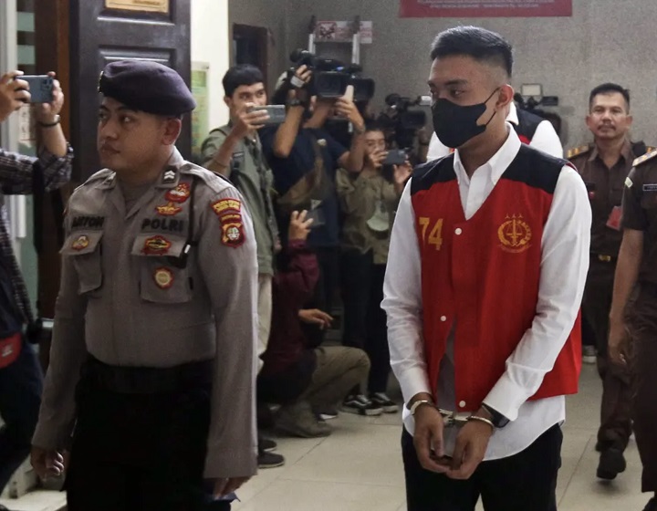 Mario Dandy, dengan tangan diborgol dibawa ke ruang sidang PN Jaksel, saat sidang dengan agenda pembacaan tuntutan dari Jaksa, Kamis (10/8/2023). 