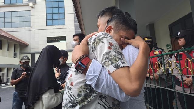 Ekspresi para korban yang menjadi trader Binomo menangis histeris setelah mendengar seluruh hasil kejahatan Indra Kenz dirampas oleh negara.