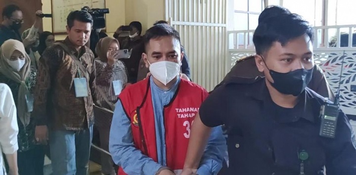 Mas Bechi saat dibawa petugas keamanan di PN Surabaya menuju ruang sidang.