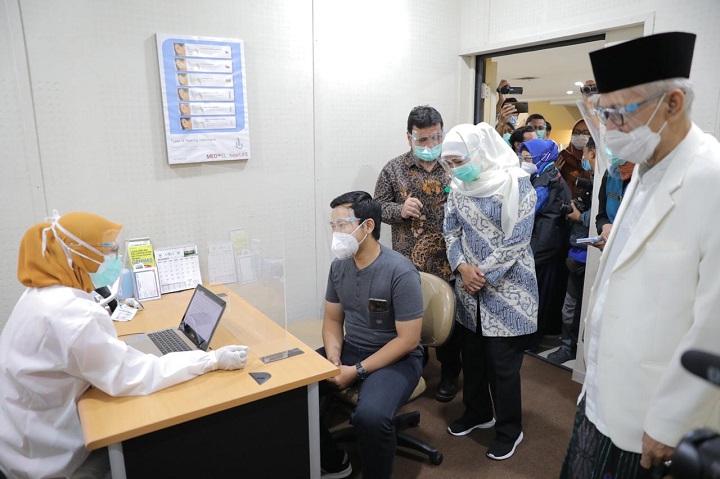 Simulasi vaksinasi Covid-19 di RSI Jemursari, yang digelar Pemprov Jatim dan Dinas Kesehatan Jatim, Jumat (18/12/2020). SP/Byta