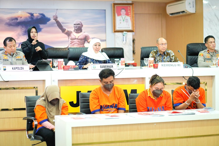 Empat orang yang berhasil ditangkap oleh Polda Jatim dalam tindak pidana perdagangan orang (TPPO) pada 27 Juni 2023 lalu. Mereka bermodus menawarkan penyaluran TKI ke beberapa negara seperti Thailand, Hong Kong dan Tiongkok. SP/Ariandi