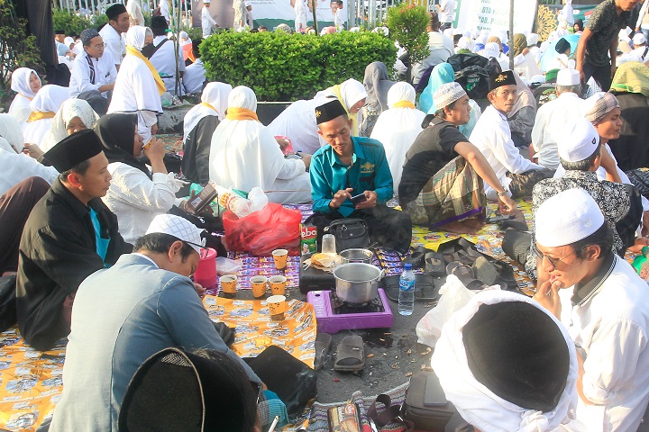 Terlihat jemaah NU yang membuka lapak sambil streaming acara Satu Abad NU di jalanan yang berada di luar Stadion Gelora Delta Sidoarjo, Selasa (7/2/2023). SP/Ariandi