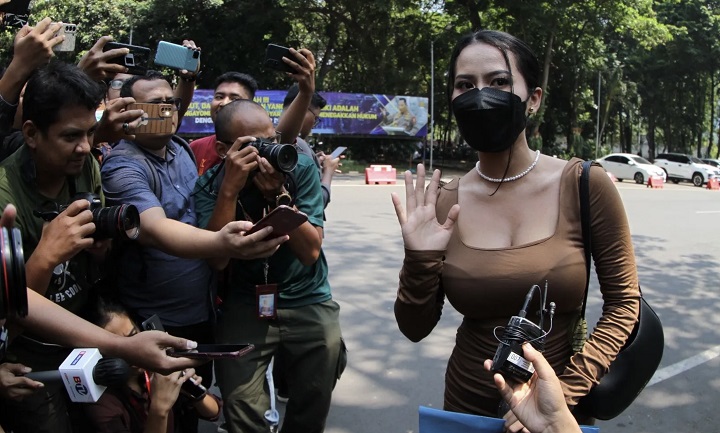 Siskaeee dengan pakaian seksi dan ketat, dengan gaya yang centil dan menggoda, menyapa beberapa wartawan sebelum diperiksa penyidik Ditreskrimsus Polda Metro Jaya, Senin (25/9/2023).