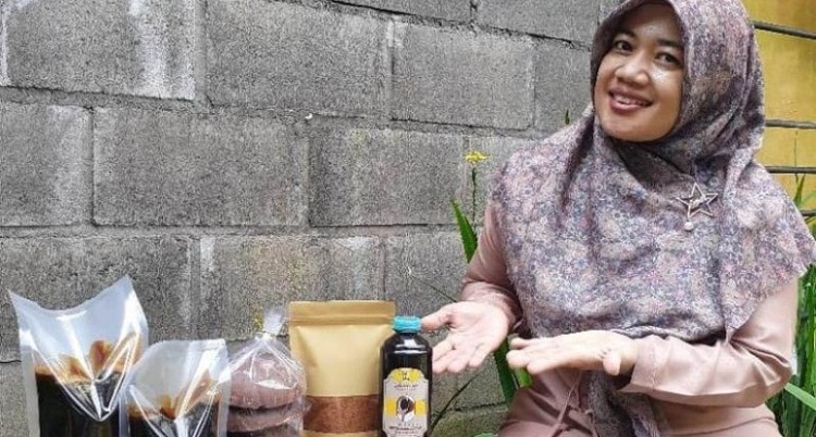 Siti Wulandari dengan produk gula aren dan bakwan kering miliknya. SP/ SLM