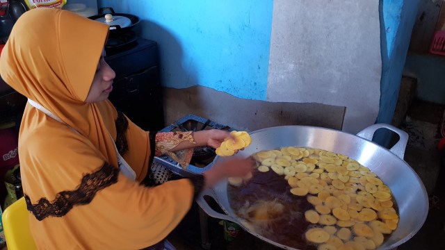 Siti Hadra saat menggoreng keripik pisang miliknya. SP/ PL
