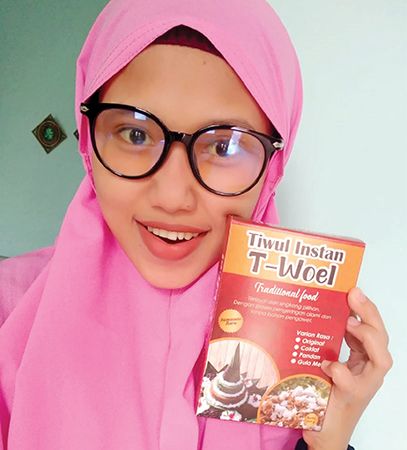 Siti Nurul Komariyah dengan produk T-Woel miliknya