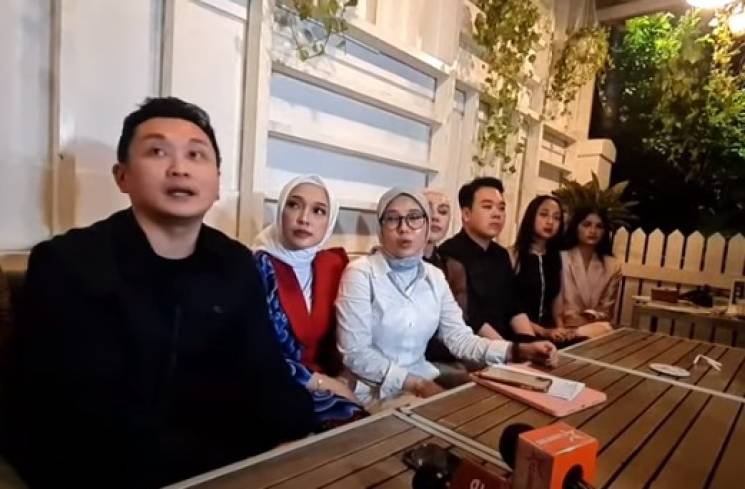 Rio Motret, bersama beberapa finalis Miss Universe Indonesia 2023 dan tim kuasa hukumnya, membeberkan skandal pelecehan seksual yang terjadi di MUID 2023.