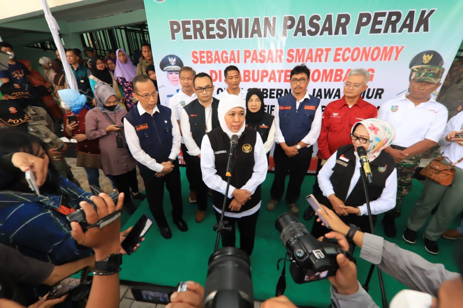 Gubernur Jatim Khofifah Indar Parawansa saat meresmikan Pasar Perak di Kabupaten Jombang. Minggu (5/3/2023).