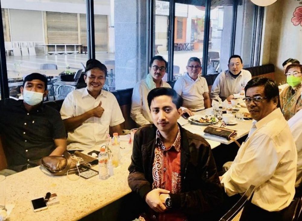 Sutjipto Joe Angga, ketiga dari kiri, saat bertemu sejumlah pendeta dan penginjil, di salah satu kafe di Sutos, Selasa (1/9/2020). Sp/rmc