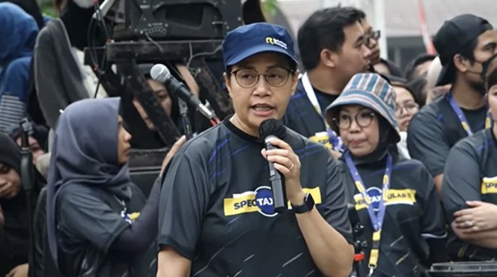 Menkeu Sri Mulyani menjelaskan soal Pajak ke beberapa pejalan kaki di CFD Sarinah, Minggu (6/8/2023)