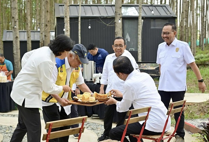 Sri Mulyani dan Basuki Hadimuljono, menyajikan sarapan roti bakar kepada Presiden Joko Widodo saat berkemah di IKN.