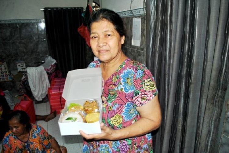 Sri Rejeki Wardayati memamerkan kue buatannya. SP/ KDR