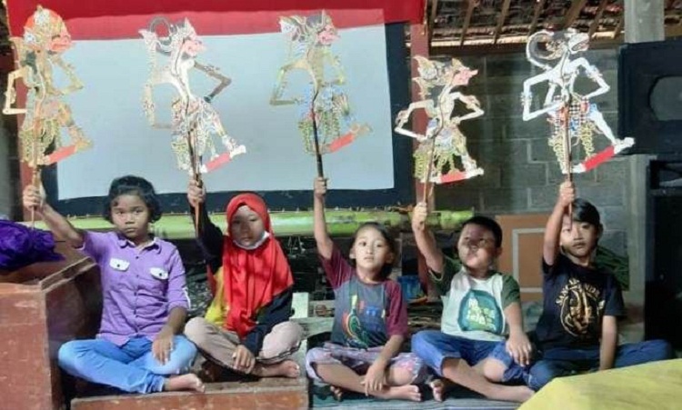 Para dalang cilik asuhan Sriyono saat latihan menjadi dalang di sanggarnya. SP/ MJK
