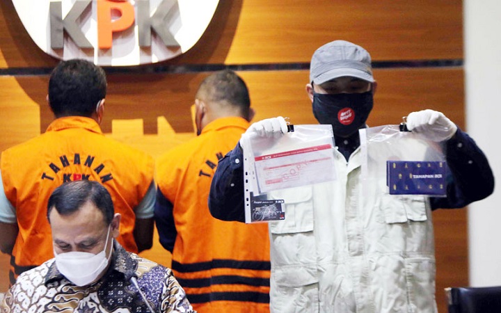 Konferensi pers di Gedung Merah Putih KPK, Kuningan, Jakarta Selatan, Kamis (22/4/2021) malam. Petugas KPK menghadirkan dua tersangka serta menunjukan barang bukti berupa buku rekening tabungan dan kartu ATM.