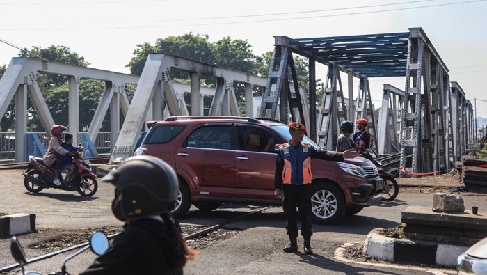 Kondisi lokasi kecelakaan KA Brantas yang menabrak truk, Selasa malam lalu, pada Kamis (20/7/2023) kemarin, sudah berjalan normal dan diberi penjagaan petugas KAI.