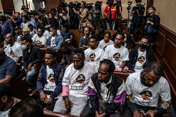 Pendukung Lukas Enembe sudah memadati ruang sidang dengan agenda pembacaan vonis hakim di Pengadilan Tipikor Jakarta, Senin (9/10/2023).