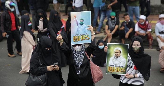 Suasana diluar sidang Rizieq Shihab menjelang vonis kasus penyiaran berita bohong kasus Swab Palsu di RS Ummi Bogor membuat kerumunan padat. SP/DN/Agung pambudhy/Youtube