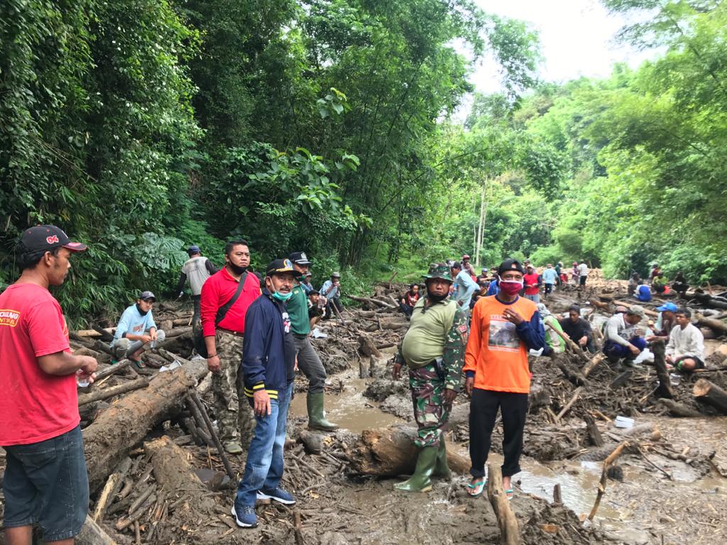 Subianto (jaket biru tua) saat mengikuti kerja bakti di bekas banjir bandang, Desa Besowo, Kabupaten Kediri, Minggu (10/1/2021. SP/RKO