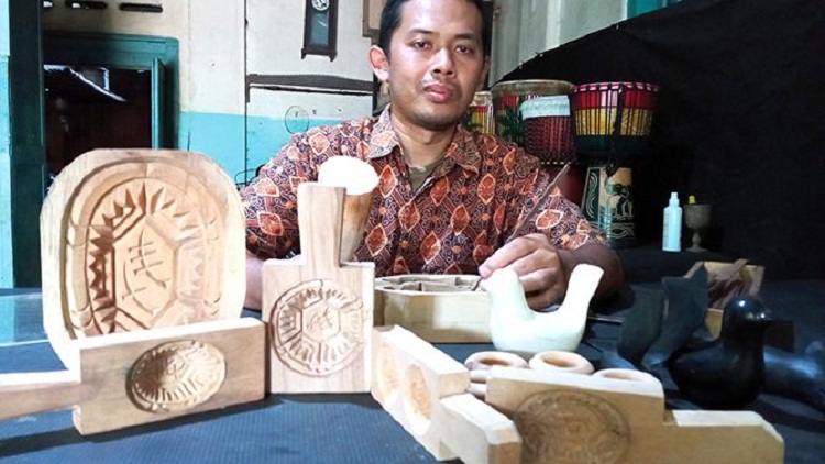 Sejumlah hasil kerajinan ukir hasil karya Sugeng di rumahnya. SP/ BLT