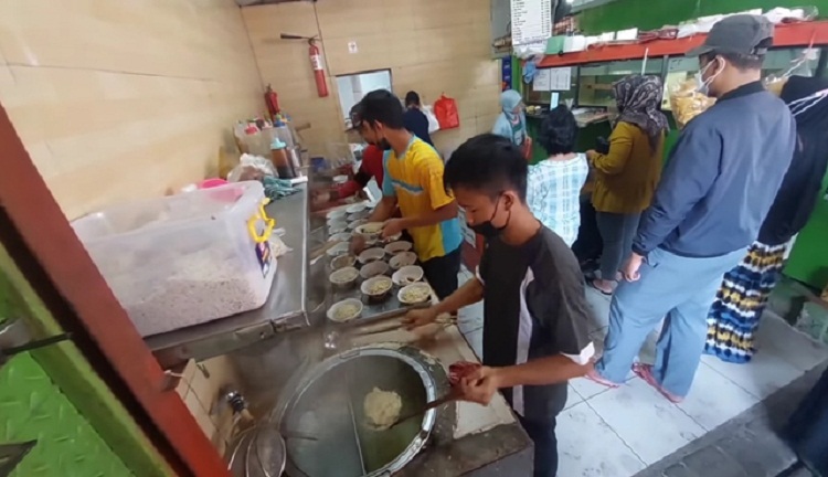 Sugeng Riyadi saat menyiapkan mie ayam buatannya. SP/ SBY