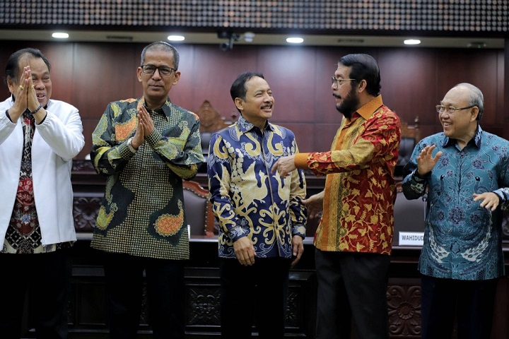 Suhartoyo (batik biru) terpilih menjadi Ketua  Mahkamah Konstitusi (MK) menggantikan Anwar Usman. Keputusan ini disampaikan oleh Wakil Ketua MK Saldi Isra di Gedung MK, pada Kamis (9/11/2023)