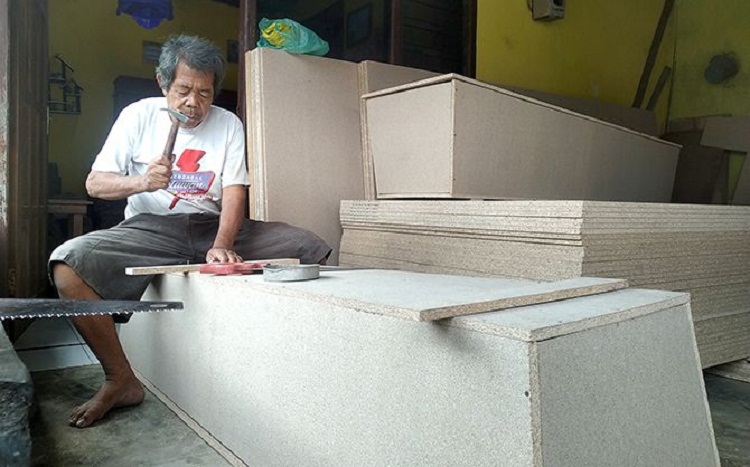 Supono yang sedang menyelesaikan pesanan peti mati. SP/ TLG