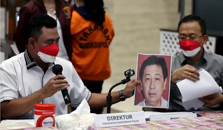 Penampakan wajah Suwito Ayub yang dinyatakan buron dan kini telah ditetapkan red notice Interpol.