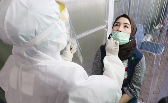 Tes swab mandiri oleh warga Surabaya dan dilakukan di salah satu RS di Surabaya, Agustus 2020 lalu. SP/Julian