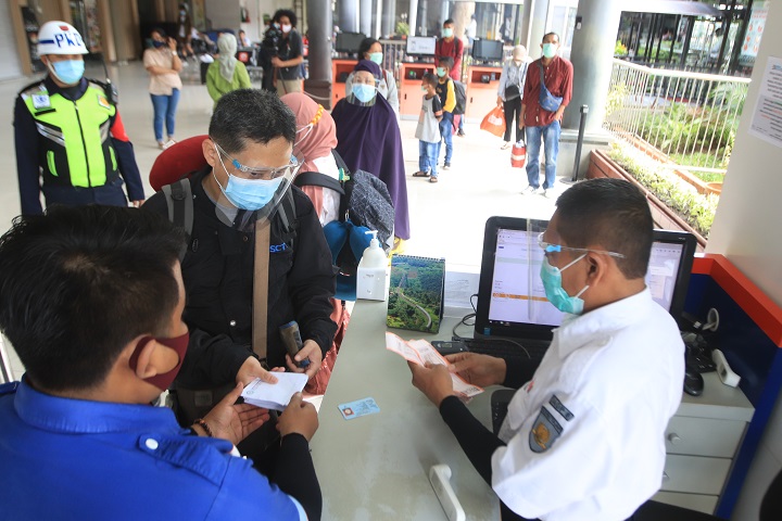 Puluhan calon penumpang kereta api jarak jauh di Stasiun Gubeng Surabaya, mengantri untuk melakukan rapid tes Antigen yang disediakan PT KAI, Senin (28/12/2020). Sp/Arlana