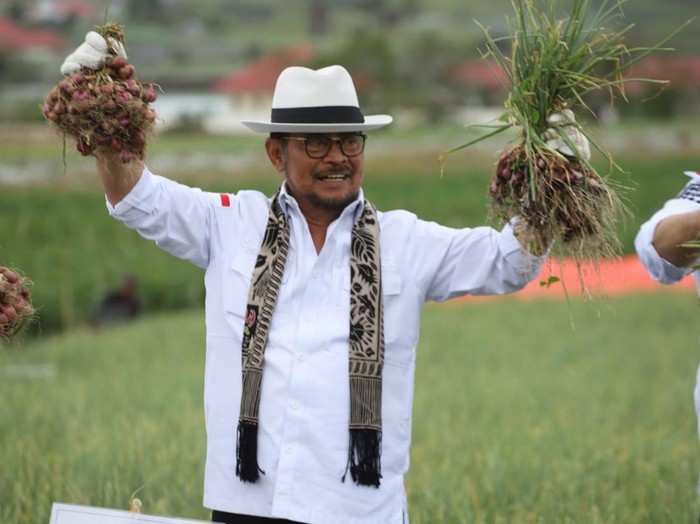 Penampilan Menteri Pertanian Syahrul Yasin Limpo, saat berkunjung ke Kabupaten Solok, Sumatera Barat, Rabu (14/6/2023), untuk memanen bawang merah.