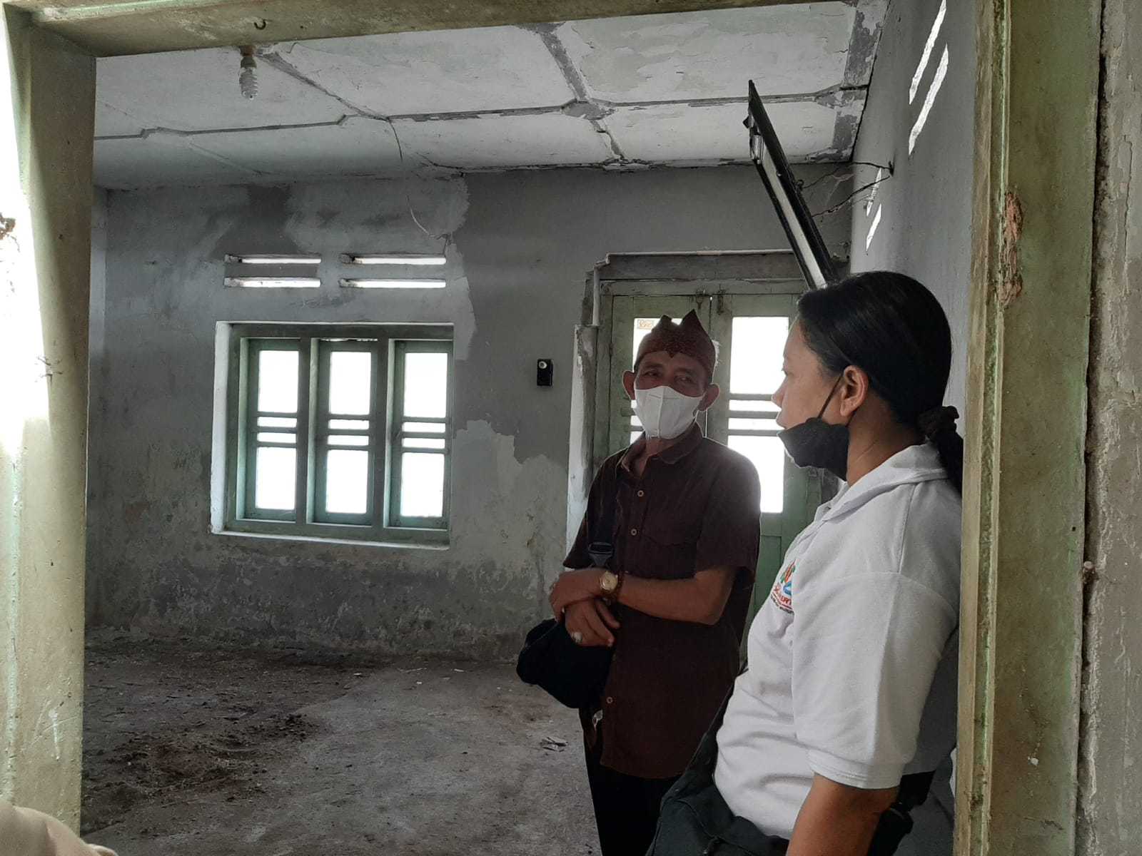 Tim ACB Provinsi Jawa Timur saat mendatangi objek bangunan diduga cagar budaya.