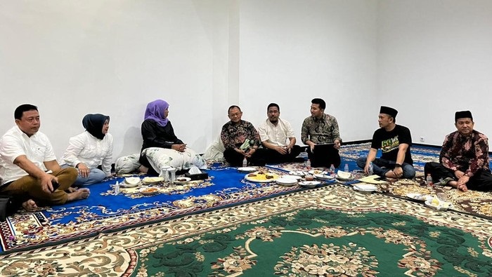 Pertemuan para Ketua partai politik Koalisi Indonesia Maju Jawa Timur bersama Gubernur Khofifah Indar Parawansa saat membicarakan Ketua TKD Prabowo-Gibran di Jawa Timur. Boedi Prijo Soeprajitno (paling kiri) pun ikut dihadirkan.